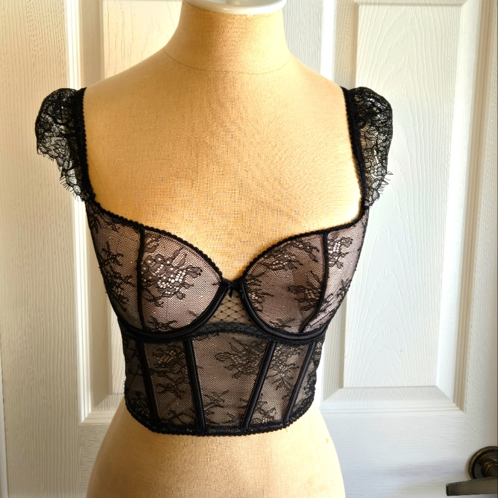 Victoria's‎ Secret Corset Size S Black and Pink Lace Bra Lingerie Ruffle Straps